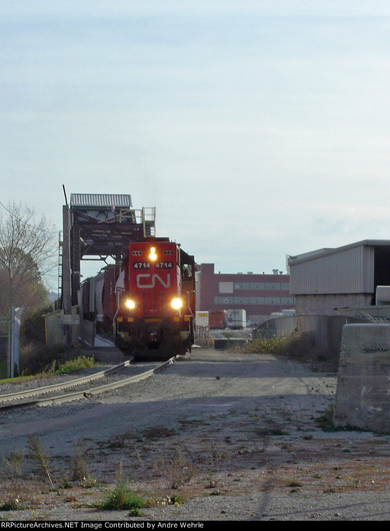 CN 4714 coming off the bridge